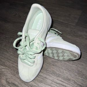 Adidas king green like new shoe